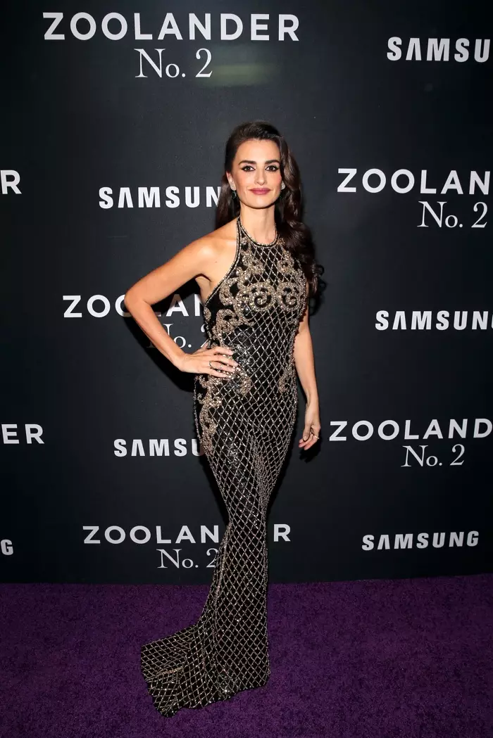 Penelope Cruz amevalia mavazi ya Balmain yaliyorembeshwa katika onyesho la kwanza la Zoolander 2