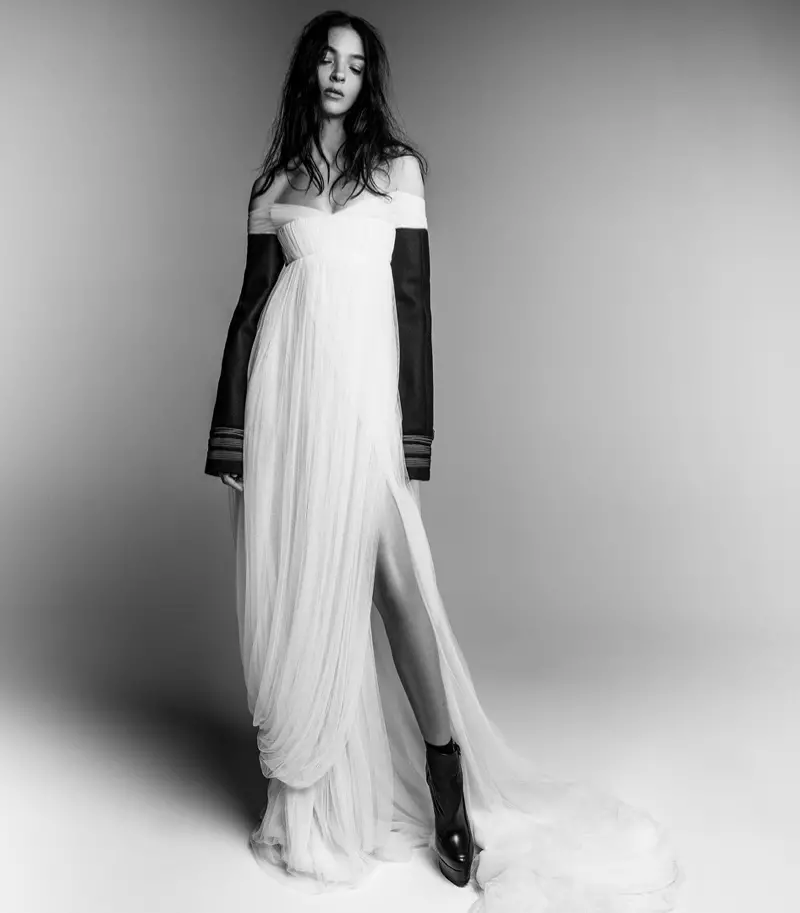 Mariacarla Boscono poserar i vit klänning för Vera Wangs höst-vinter-kampanj 2017