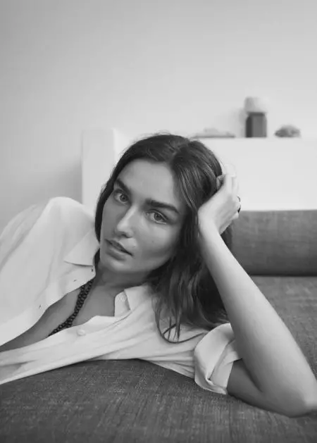 Andreea Diaconu pose dans les styles printaniers détendus de Mango