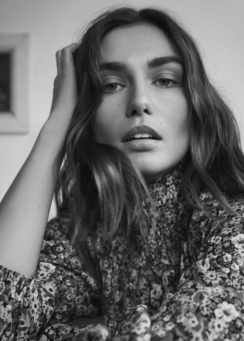 Andreea Diaconu entuk closeup ing buku tampilan Mango Gentle Feeling spring 2020