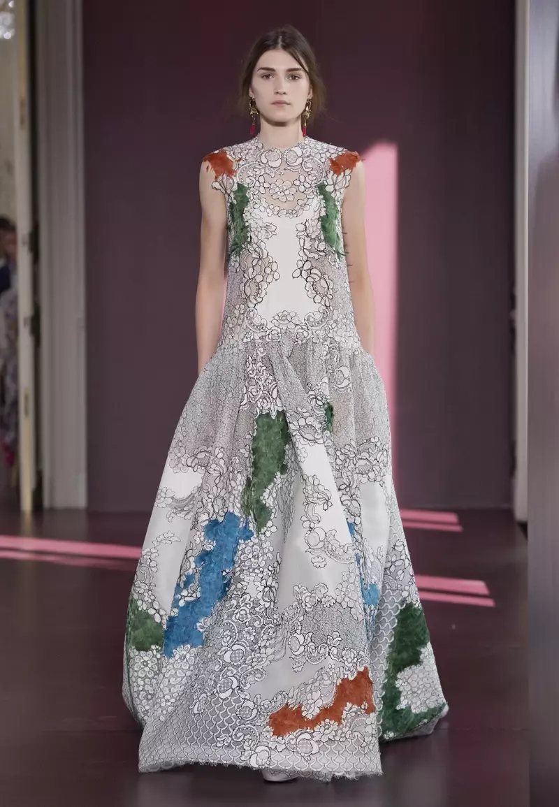 Un look della collezione haute couture autunno inverno 2017 di Valentino