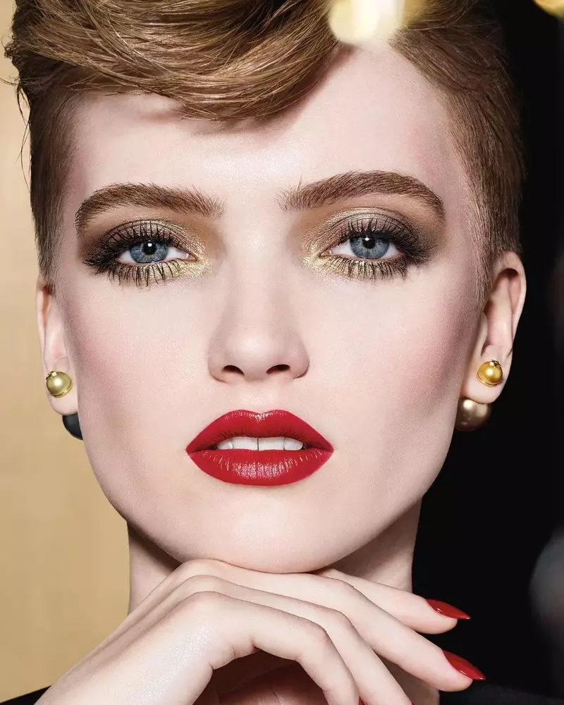 Ruth Bell ដើរតួក្នុងយុទ្ធនាការ Dior Makeup Holiday 2020 ។