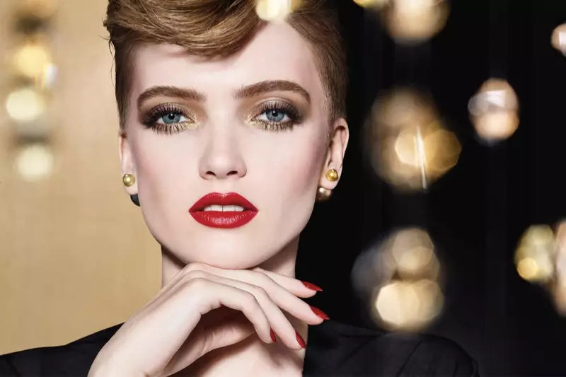 Ruth Bell chụp cận cảnh cô ấy trong chiến dịch Dior Makeup Holiday 2020.