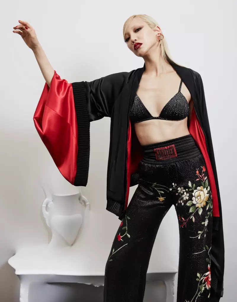 Le mannequin Soo Joo Park porte une veste à manches kimono avec un pantalon brodé de fleurs