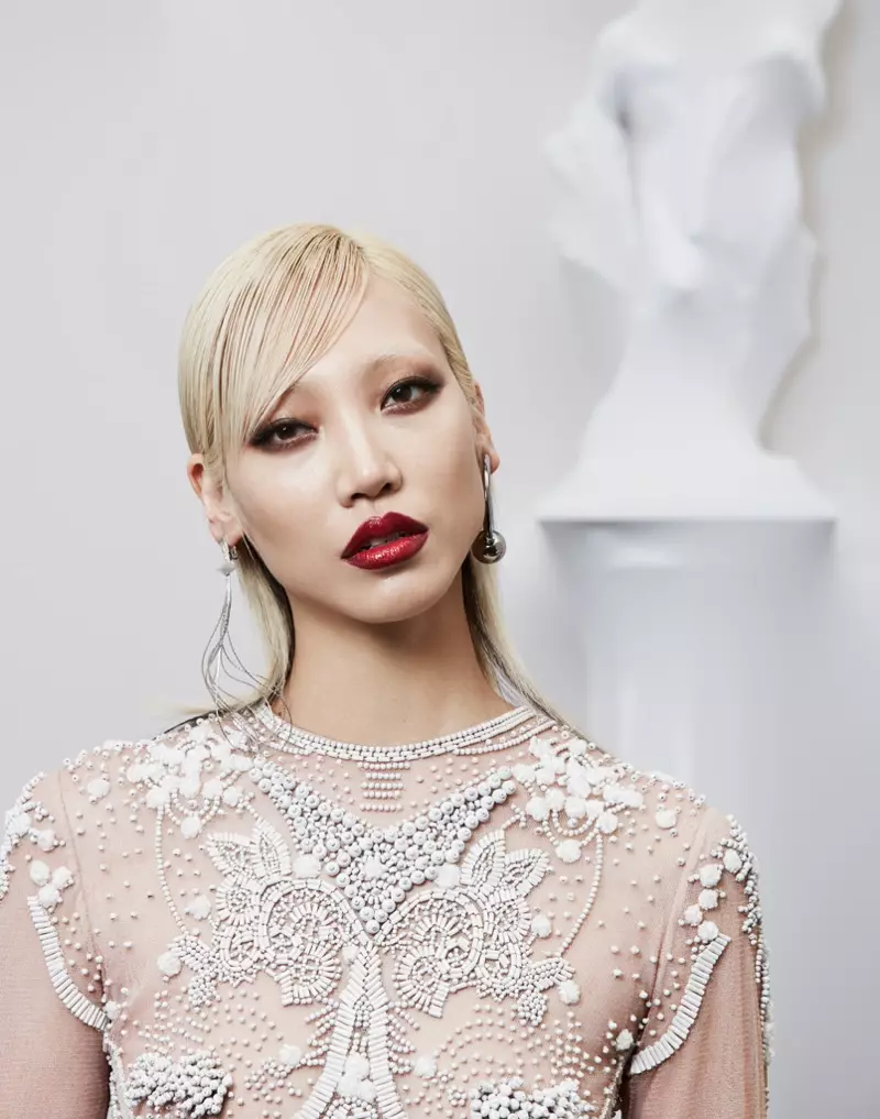 بالحصول على صورة مقربة لها ، ترتدي Soo Joo Park بلوزة مرصعة بالجواهر من Jean Paul Gaultier