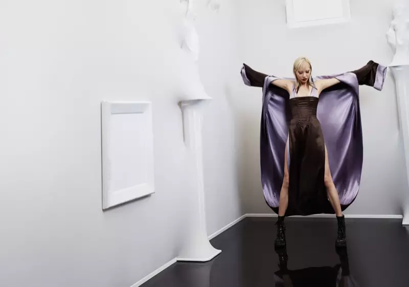 Sfoggiando una gamba, Soo Joo Park modella l'abito e il vestito di Jean Paul Gaultier