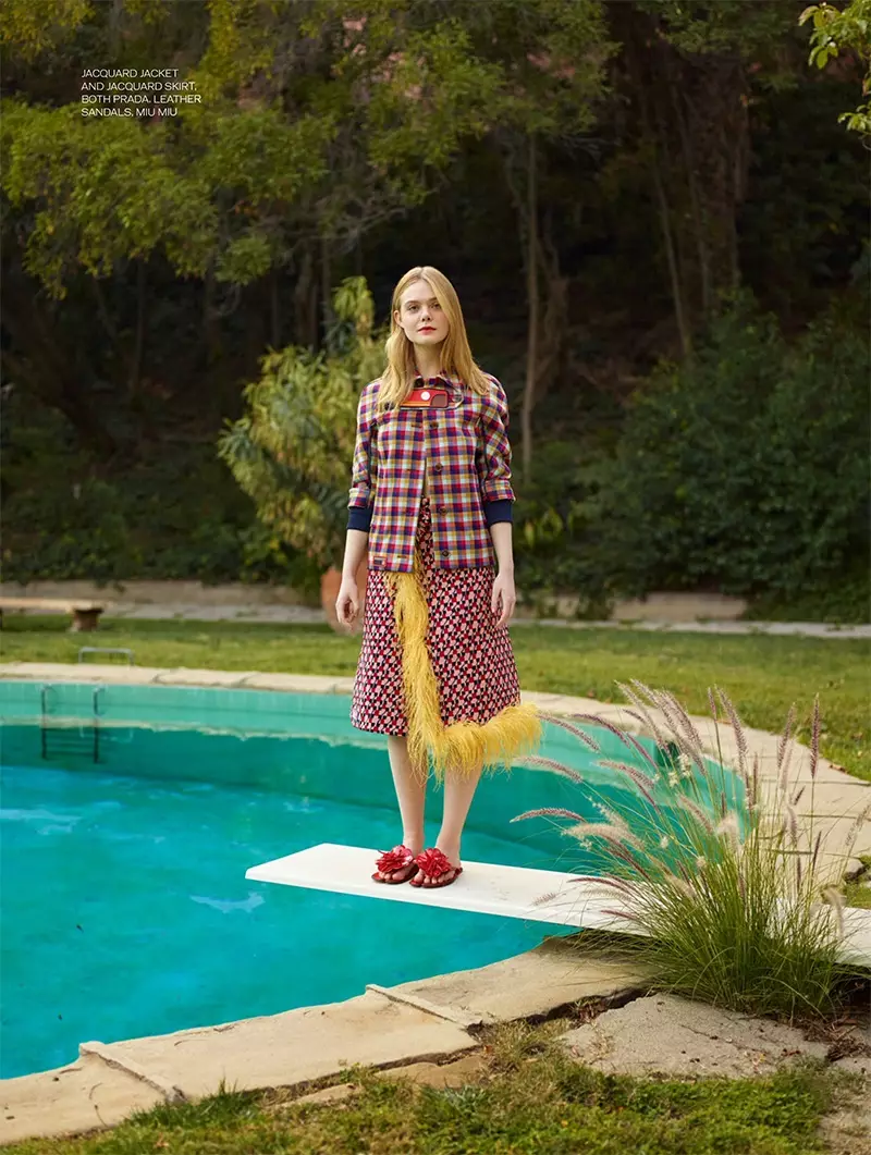 Caitheann an t-aisteoir Elle Fanning seaicéad Prada jacquard agus sciorta le sandals leathair Miu Miu