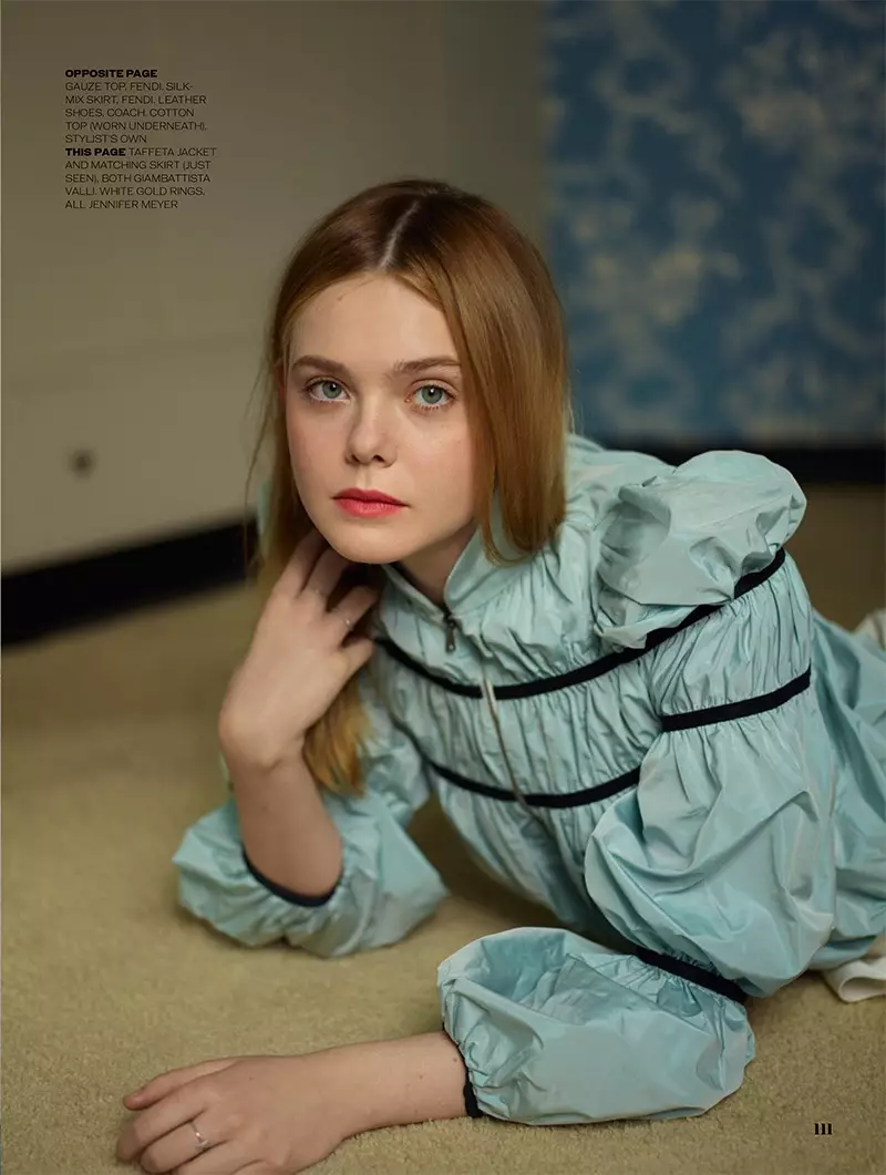 Elle Fanning modelių Giambattista Valli taftinė striukė ir Jennifer Meyer žiedai