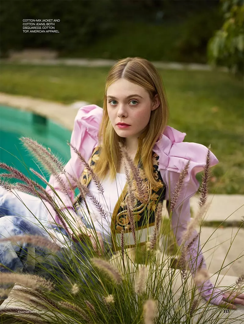 Elle Fanning Lounges dhinaca barkada ee DSquared2 jaakad suuf ah oo isku dhafan iyo jiinis