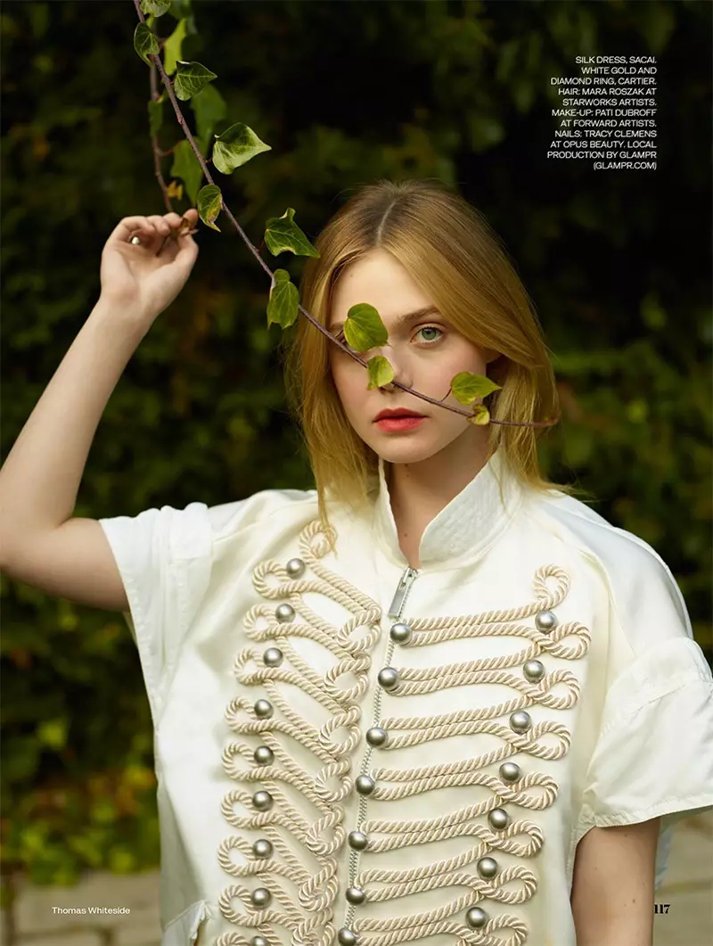 එළිමහනේ පෙනී සිටින Elle Fanning Sacai එම්බ්‍රොයිඩර් කළ සේද ඇඳුමකින් සැරසී සිටී