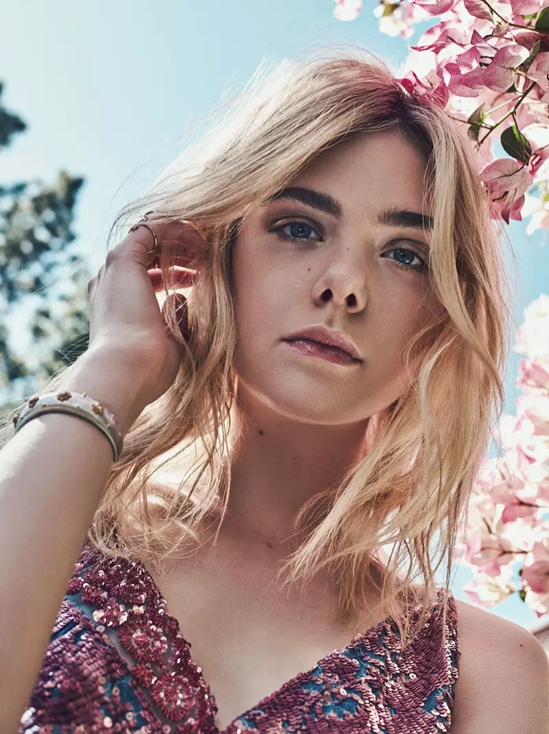 D'Elle Fanning kritt hir Noperschaft, huet Altuzarra bestickte Kleed, Buccellati Bracelet a Colette Ring