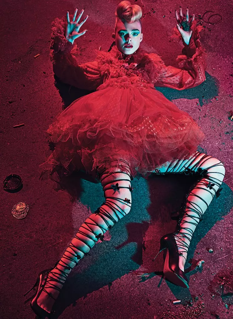 Elle Fanning pozas en ruĝa Edward Meadham por Sophia Webster-robo kun Sophia Webster-ŝuoj