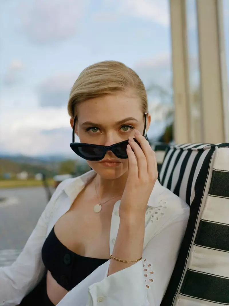 Elle Fanning hnav Carolina Herrera tiab, Eres bikini saum thiab luv luv nrog Saint Laurent looj tsom iav dub