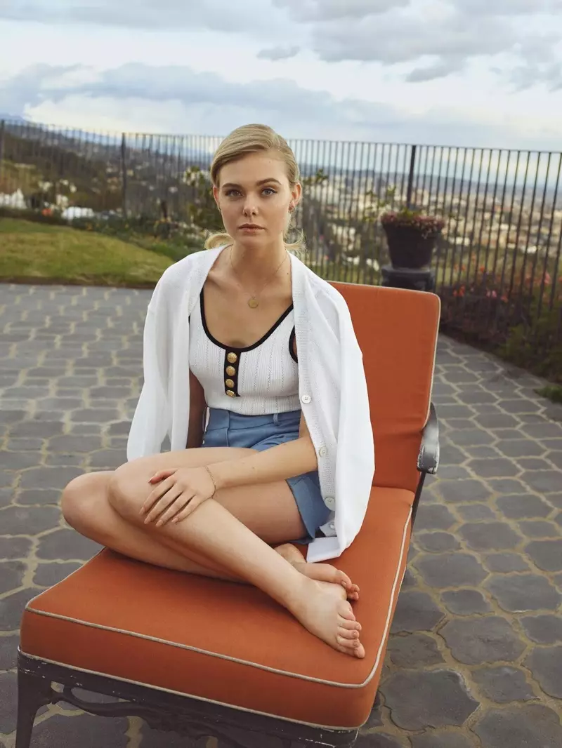 Die Schauspielerin Elle Fanning posiert in einem Cardigan von Mansur Gavriel, einem Badeanzug von Balmain und Shorts von Michael Lo Sordo