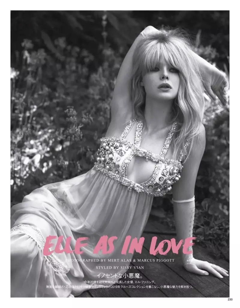 O le tamaitai fai pese o Elle Fanning o loʻo faʻaalia i le laei Miu Miu teuteu