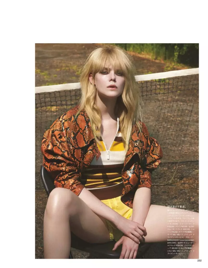 Posando ao ar livre, a atriz Elle Fanning usa look Miu Miu