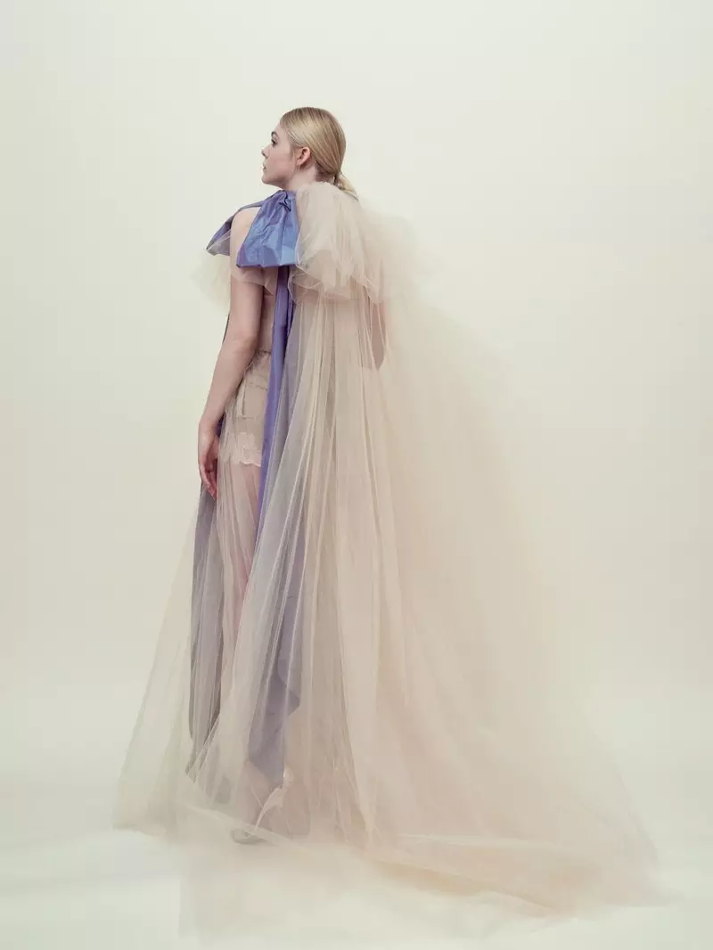 Igralka Elle Fanning nosi obleko iz tila iz Valentino Haute Couture