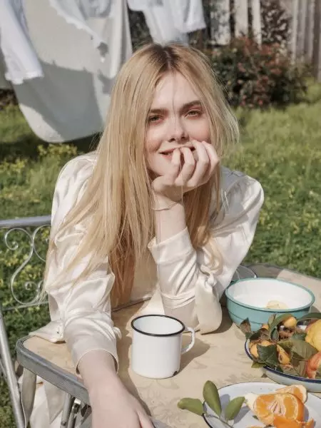 Elle Fanning 为 PORTER Edit 打造全白时尚造型