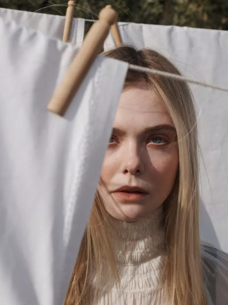 Elle Fanning, pripravená na detailný záber, má na sebe šaty Jil Sander