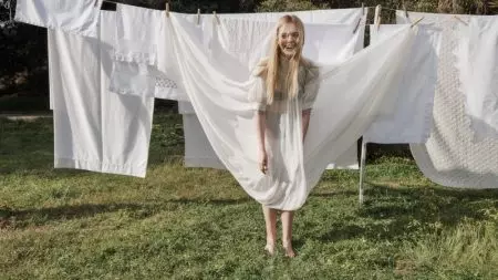 Elle Fanning pozează în mod complet alb pentru PORTER Edit