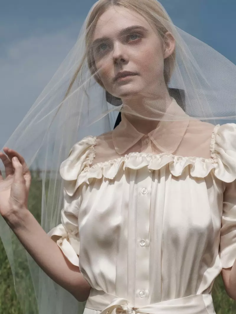 Pokrivajući se, Elle Fanning pozira u haljini Simone Rocha i kopči za kosu Jennifer Behr