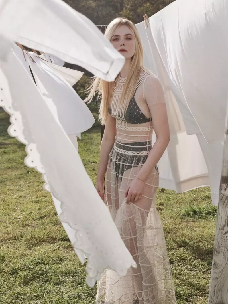 Pozând în aer liber, Elle Fanning poartă rochie RED Valentino