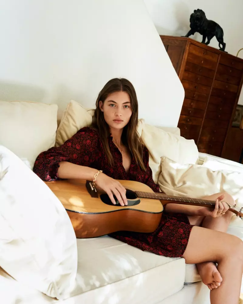 Pozira uz gitaru, Grace Elizabeth modelira mango dizajne.