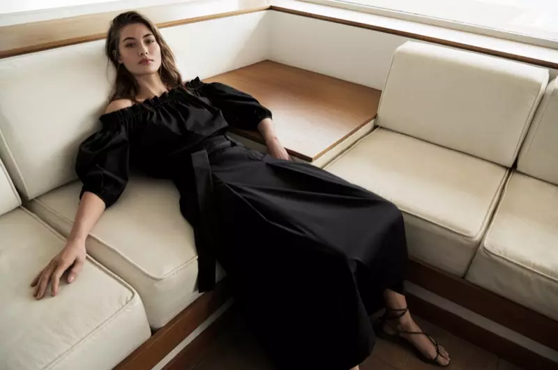 Lounging am Stil, Grace Elizabeth poséiert fir Massimo Dutti Poplin Trend Guide.