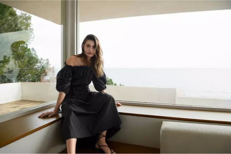 Modela Grace Elizabeth di sêwiranên havîna 2020-an ên Massimo Dutti de cih digire.