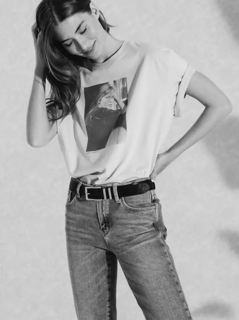 Model Grace Elizabeth trägt die T-Shirt-Kollektion von Massimo Dutti x Jane Birkin.