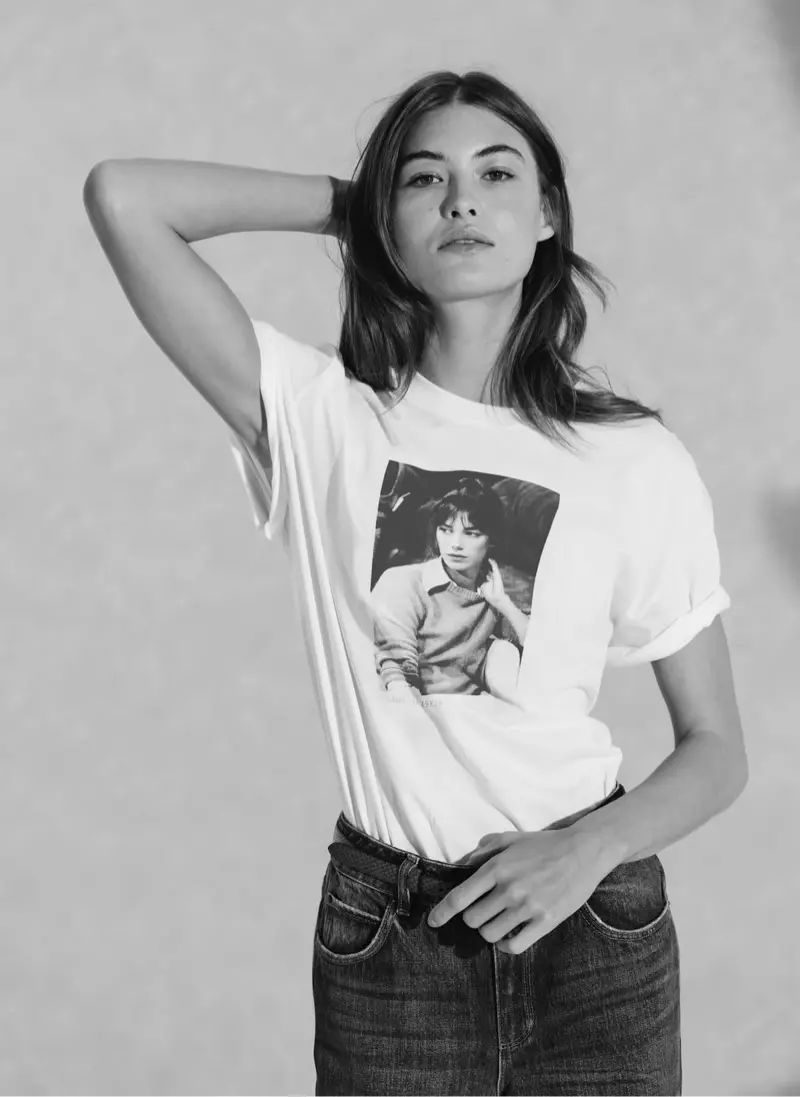 Nagtataka ng isang pose, si Grace Elizabeth ay nagmodelo ng linya ng t-shirt na Massimo Dutti x Jane Birkin.