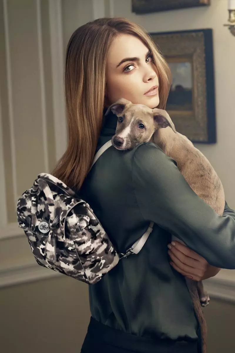 Cara Delevingne poseerib loomadega Mulberry käekoti pildistamiseks