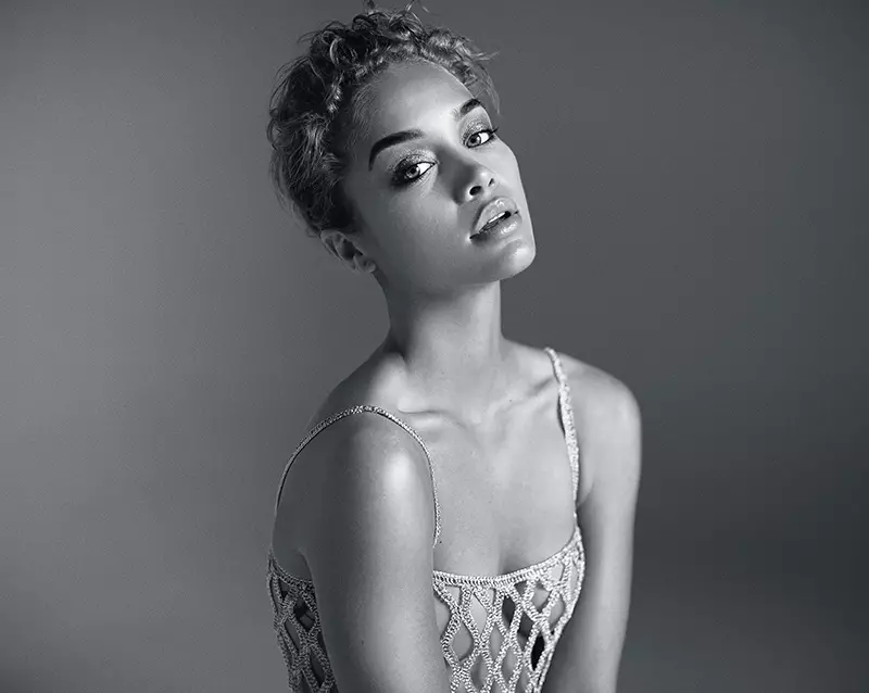 Jasmine Sanders aliyenaswa akiwa amevalia nguo nyeusi na nyeupe, amevaa mavazi ya juu ya Rosetta Getty