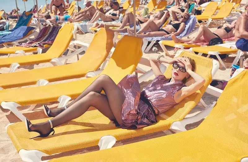 Jeske Van der Pal posa em 1980's Beach Styles para Marie Claire Espanha