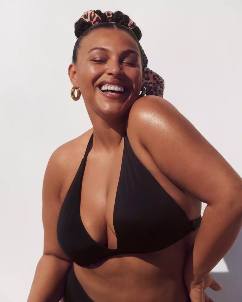 Paloma Elsesser, Victoria's Secret Swim yaz 2021 kampanyasında siyah bikini giyiyor.