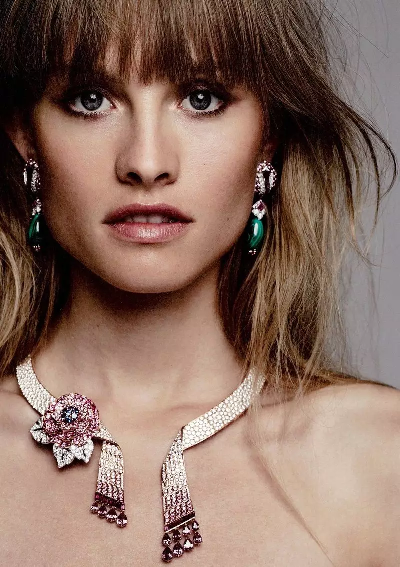Klara Kristin modelira visoko modo in dragulje za Harper's Bazaar Nemčija