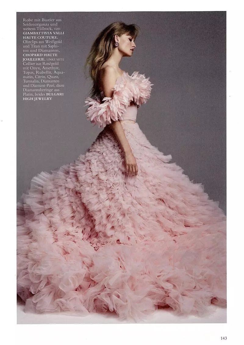 Klara Kristin Germaniyaning Harper's Bazaar uchun yuqori moda va qimmatbaho toshlar bilan modellashmoqda