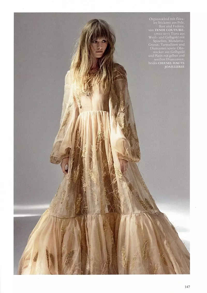 Klara Kristin Germaniyaning Harper's Bazaar uchun yuqori moda va qimmatbaho toshlar bilan modellashmoqda