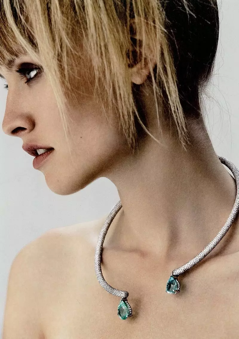 Klara Kristin modelira visoko modo in dragulje za Harper's Bazaar Nemčija