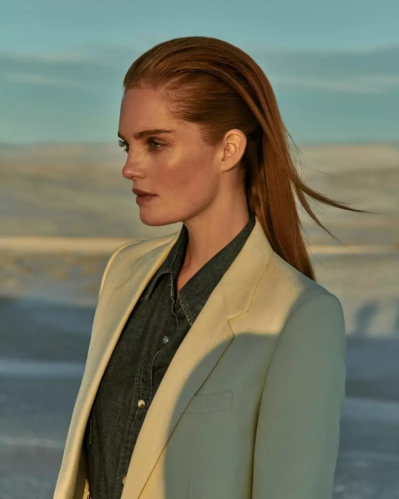 Alexina Graham သည် ELLE ပြင်သစ်အတွက် သဲကန္တာရပုံစံကို လက်ခံသည်။