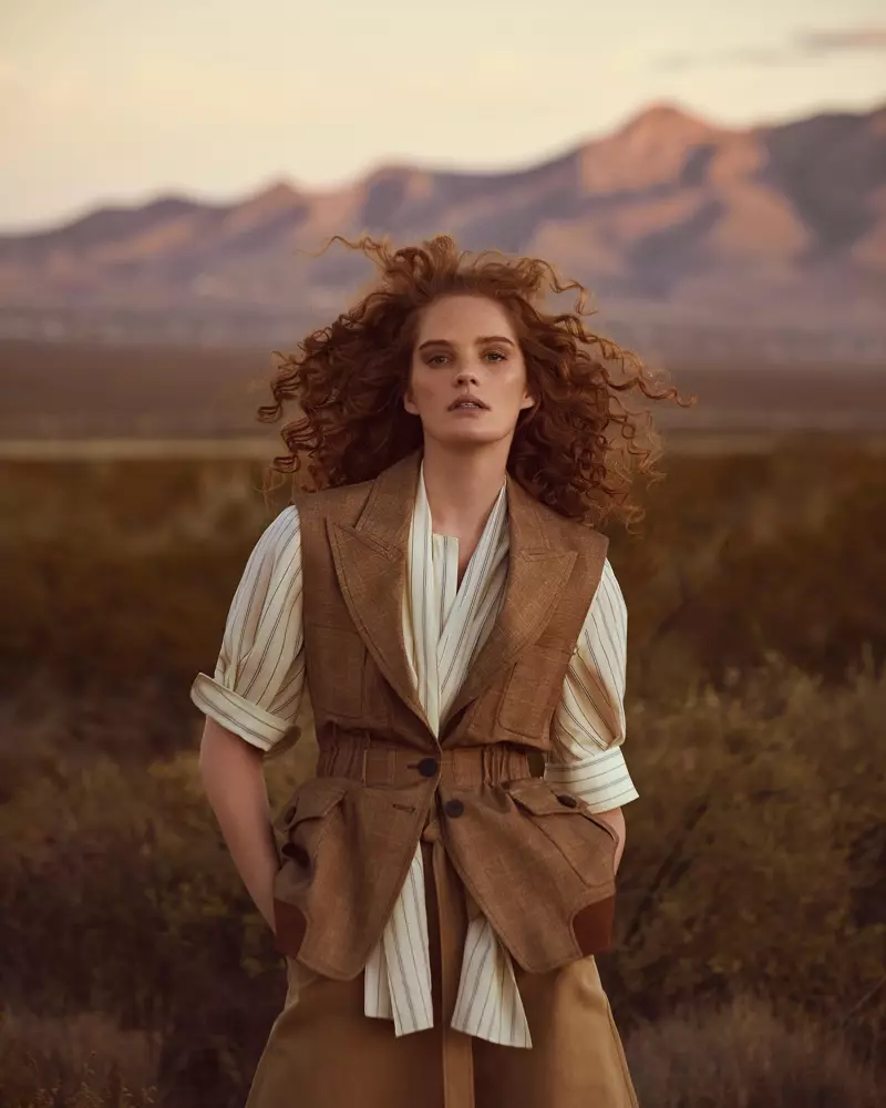 Alexina Graham îmbrățișează moda neutră în ELLE Germania