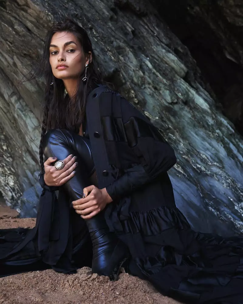 Gizele Oliveira porte des looks avant-gardistes dans Harper's Bazaar Arabia