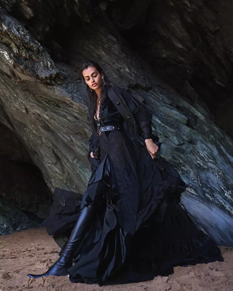 ג'יזל אוליביירה לובשת מראה פורוורד אופנה בערבית הארפר'ס בזאר