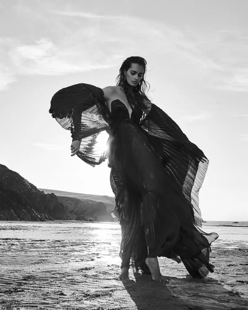 ג'יזל אוליביירה לובשת מראה פורוורד אופנה בערבית הארפר'ס בזאר