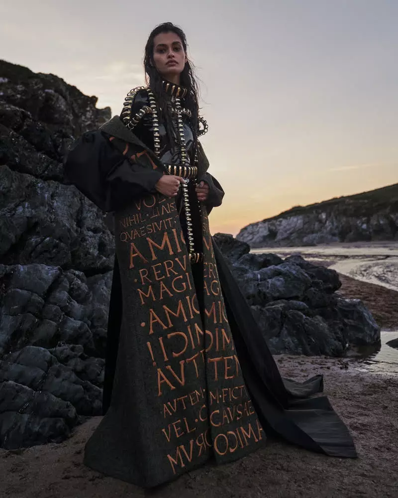 Gizele Oliveira Memakai Pandangan Ke Hadapan Fesyen di Harper's Bazaar Arabia