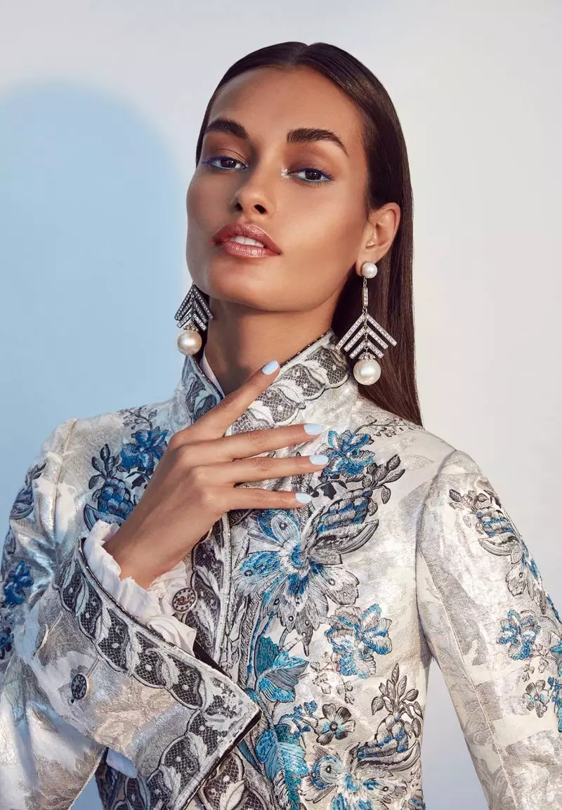 Gizele Oliveira poseeraa häikäisevinä helminä Harper's Bazaar Kazakhstanissa