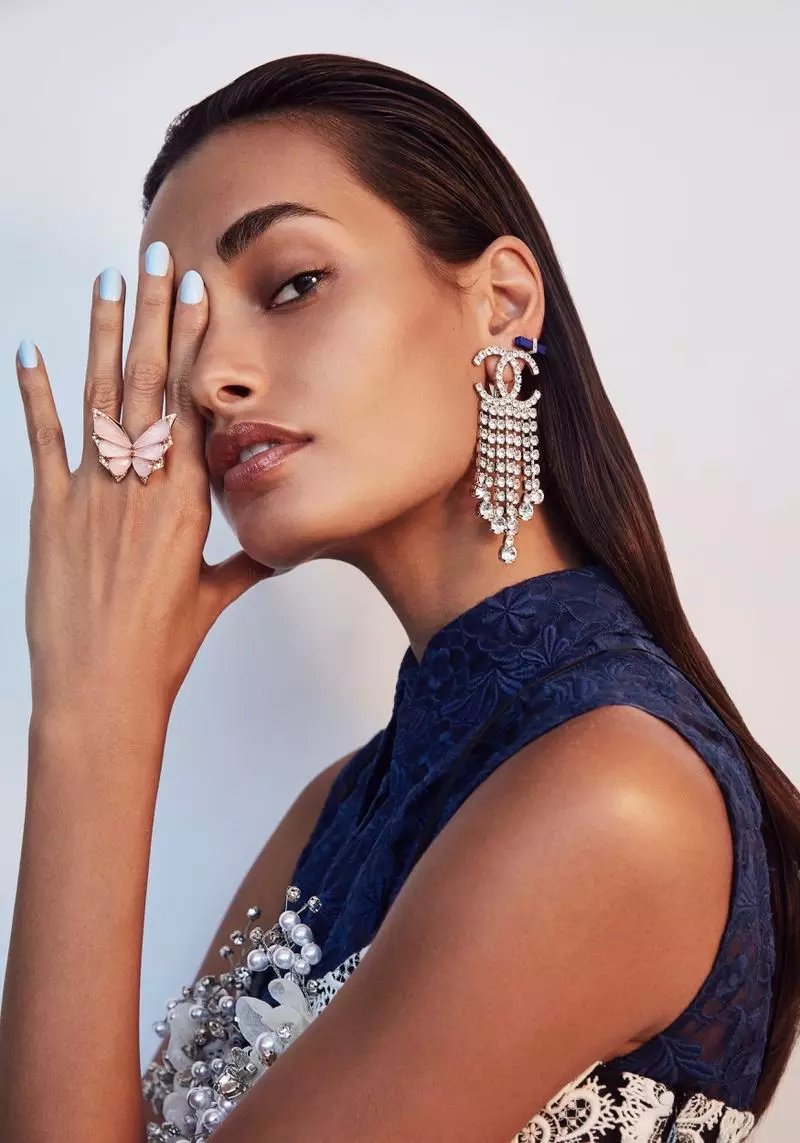 吉泽尔·奥利维拉 (Gizele Oliveira) 为哈萨克斯坦哈珀集市 (Harper's Bazaar) 拍摄耀眼的宝石