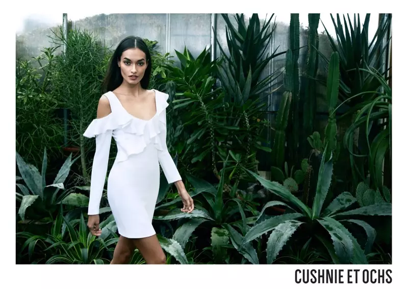 Gizele Oliveira poséiert a wäissem Kleed fir d'Cushnie et Ochs Fréijoer-Summer 2018 Kampagne