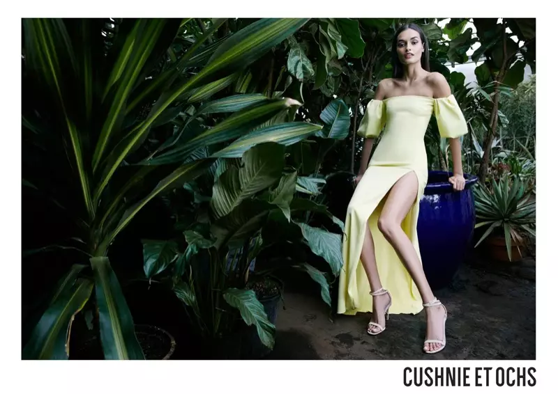 Modelo Gizele Oliveira usa vestido amarelo para campanha primavera-verão 2018 da Cushnie et Ochs