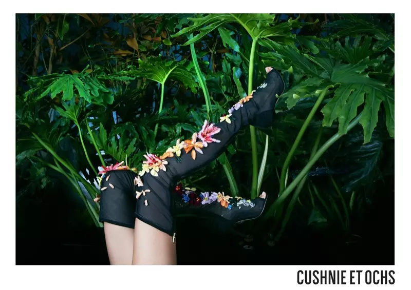 Cushnie et Ochs destaca botas florais bordadas para campanha primavera-verão 2018